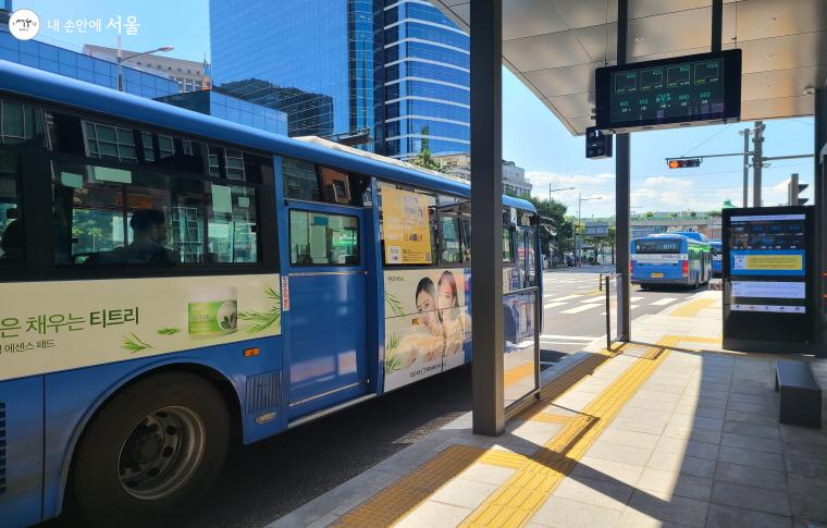 숭례문에 위치한 미래형 버스정류소 '스마트쉘터'. 지난 8월 중순 첫 번째로 문을 열었다. 