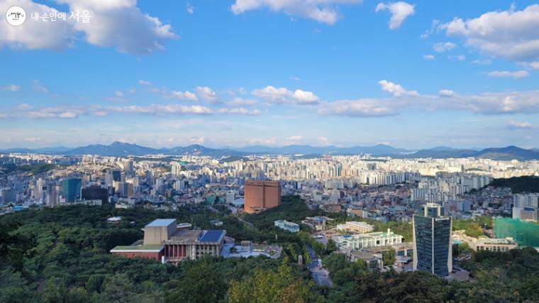 남산 전망대에서 바라본 서울 도심 풍경