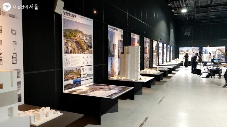 '서울특별시 건축상'을 수상한 건축물들의 사진과 모형이 전시된 노들섬 다목적홀