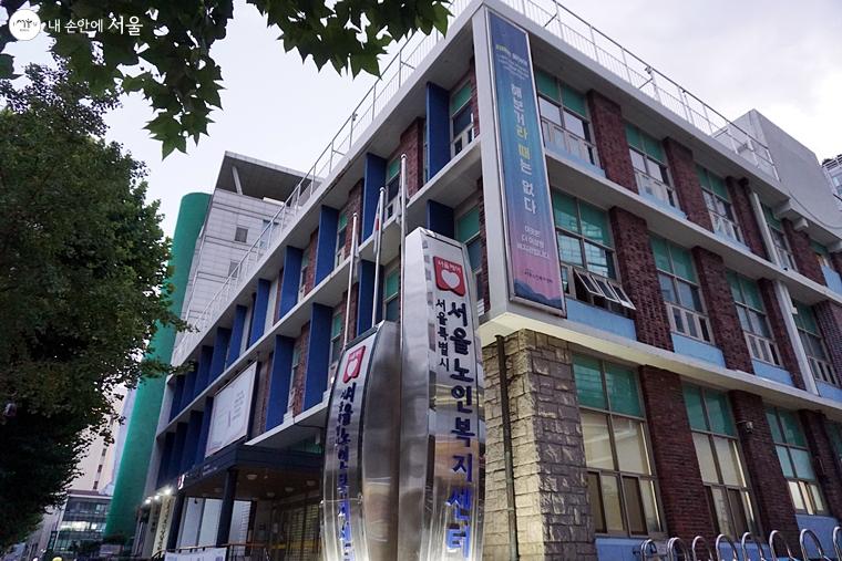 서울시어르신상담센터는 안국역 5번 출구로 나오면 2분 거리에 있어 멀리서도 보인다. 