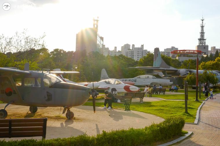 보라매공원에서는 총 8대의 전투기와 헬리콥터를 만날 수 있다. 