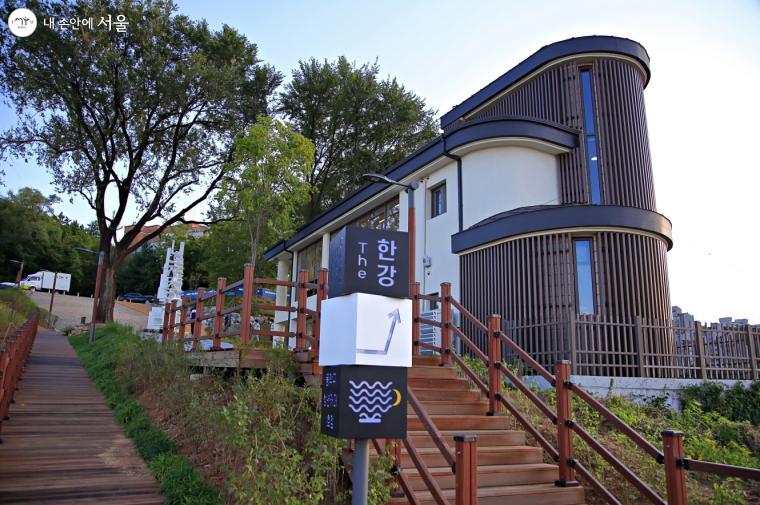 동작청년카페 1호점 카페 ‘THE한강’이 용양봉저정공원에 문을 열었다.  