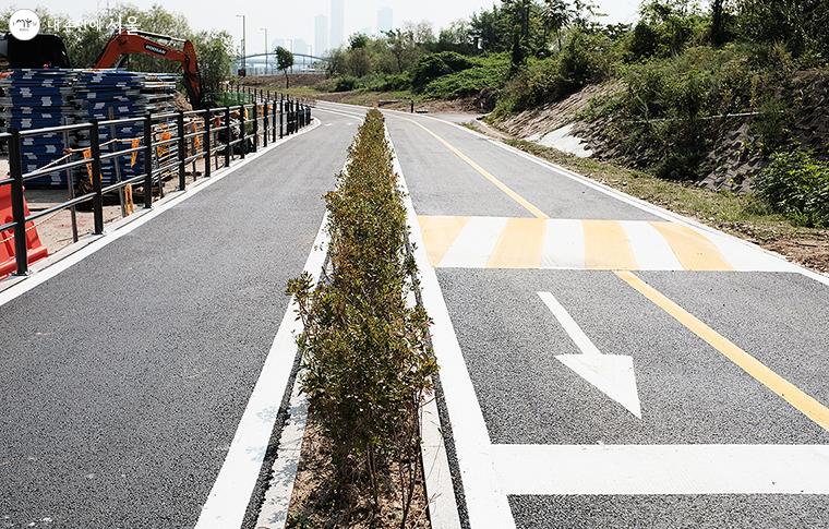 보행로와 자전거 도로 사이의 띠녹지를 조성하여  시민들이 보다 안전하게 이용할 수 있게 되었다 ⓒ김아름