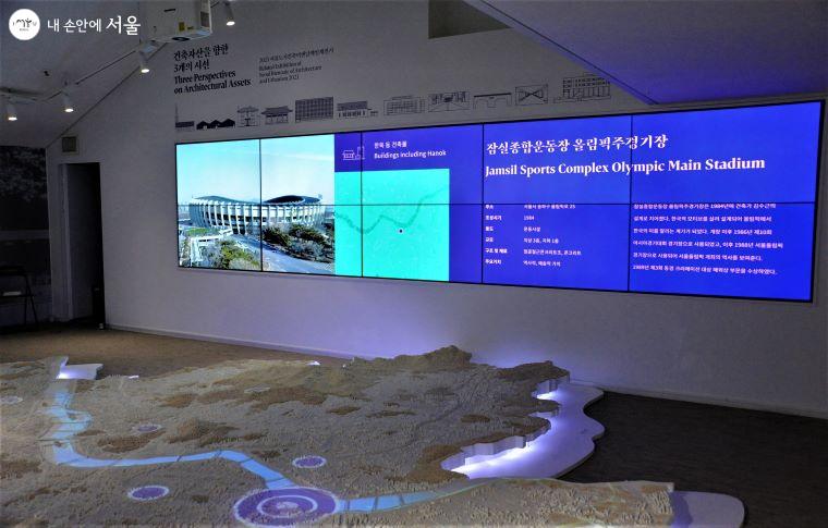 ‘2021 서울도시건축비엔날레’ 연계 전시인 ‘건축자산을 향한 세 개의 시선’전이 열리고 있는 지하2층 갤러리 