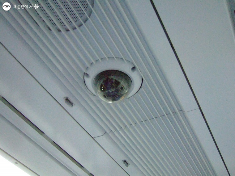 전동차 천장에 설치된 CCTV카메라 ⓒ한우진