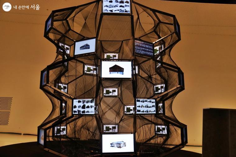 알프스 도시의 문화회복력 개념을 탐구하고 건축에서 창의적 인공지능의 역할을 묻는 룸네치아의 ‘인공 스위스’
