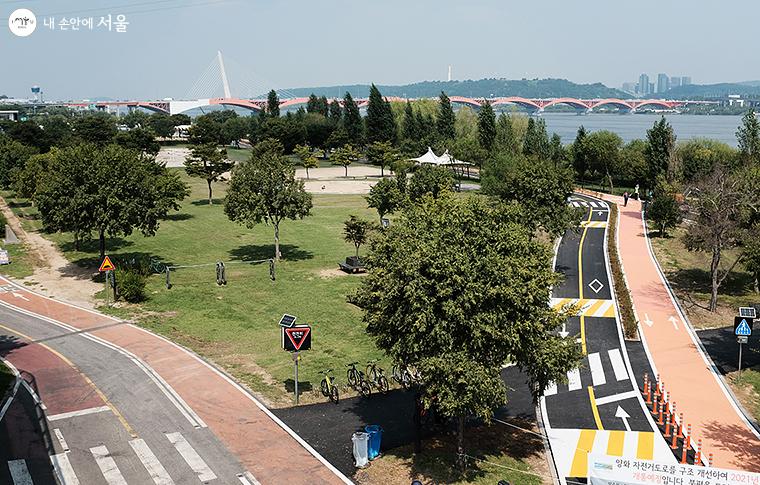 기존 양화 자전거도로(왼쪽)와 새로 조성된 자전거도로(오른쪽)의 모습 ⓒ김아름