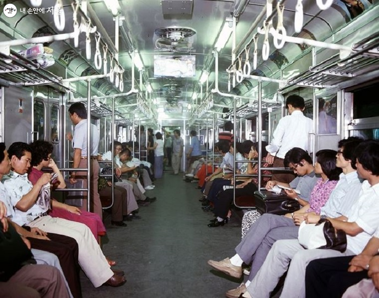 에어컨 대신 선풍기가 설치된 과거의 서울지하철 전동차 ⓒ서울시