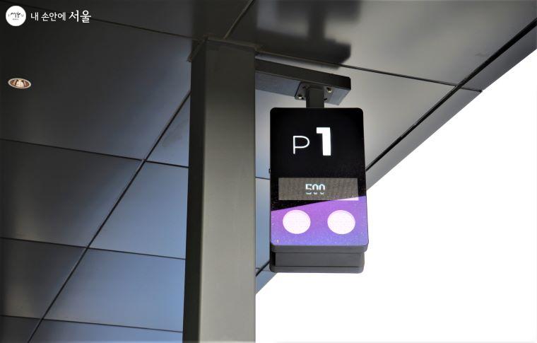 스마트쉘터 처마에는 플랫폼 표시기를 설치하여 해당 플랫폼에 도착 예정인 버스 노선번호를 보여 준다 ⓒ조수봉
