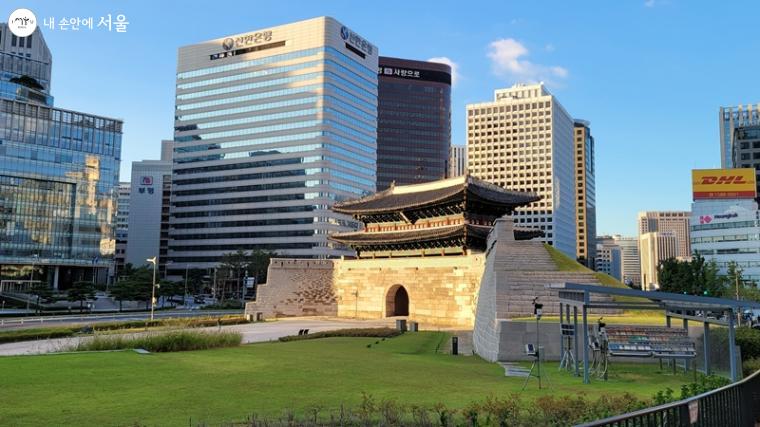 숭례문공원으로 재탄생한 숭례문 주변에도 스탬프 시설이 있다.