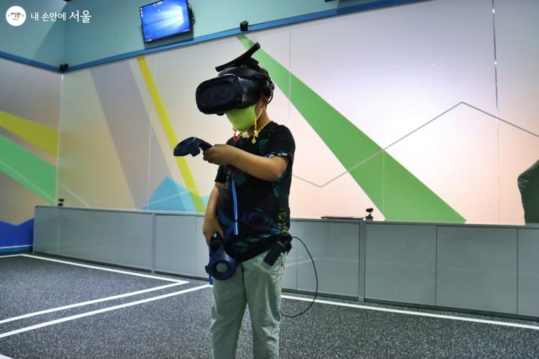 VR 트레이닝에서는 스릴 넘치는 가상현실 증강체험을 즐길 수 있다