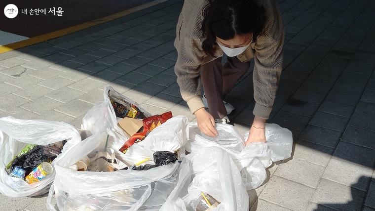 봉사대원들은 당현천 일대 곳곳에 방치된 쓰레기를 수거했다. 