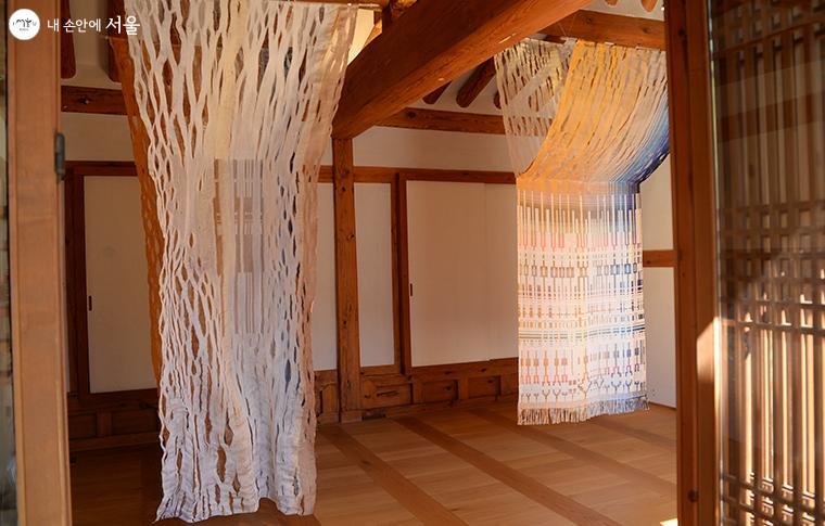 안채에는 박지선 작가가 전통 베틀 수작업으로 만든 작품이 전시 중이다. 