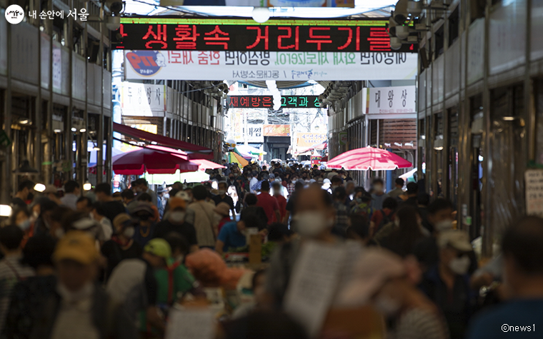 서울시가 12월까지 중대형 규모 전통시장 대상으로 강도 높은 특별방역을 실시한다.