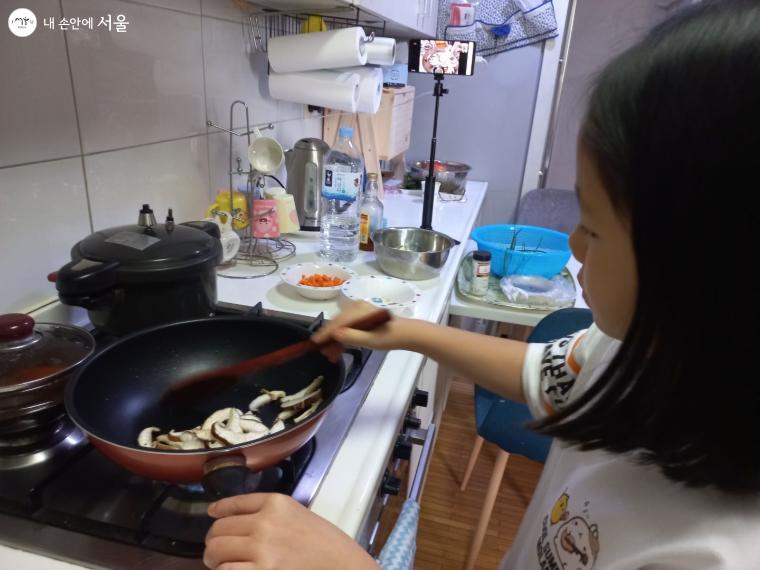 연근채소밥의 들어갈 버섯과 당근, 애호박 등은 각각 따로 볶아냈다.  