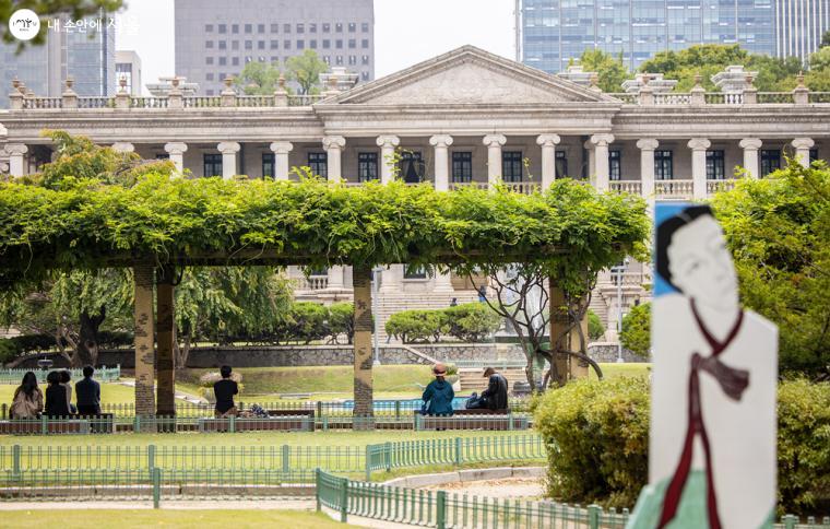 윤석남 작가의 작품 뒤로 덕수궁의 명소인 '석조전(대한제국역사관)'이 보인다 