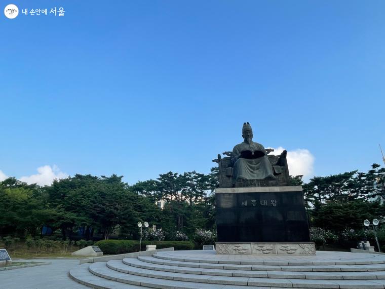 여의도공원 안에 10m 높이의 세종대왕 동상이 자리했다. 