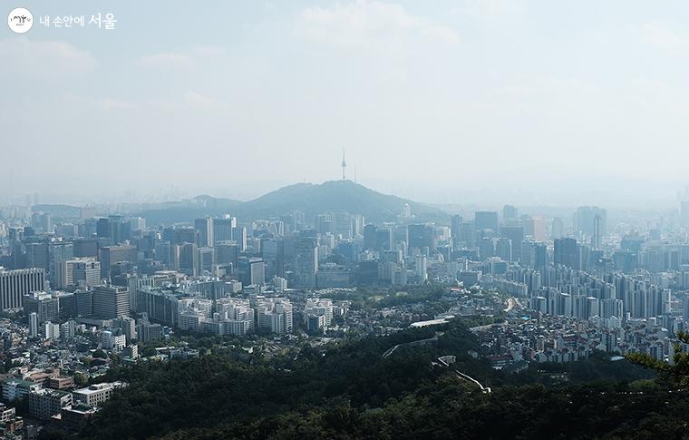 인왕산 정상에서 바라본 서울 전경. 남산 정상에서 이곳까지 걸어왔다는 사실이 실감 나지 않았다 ⓒ김아름