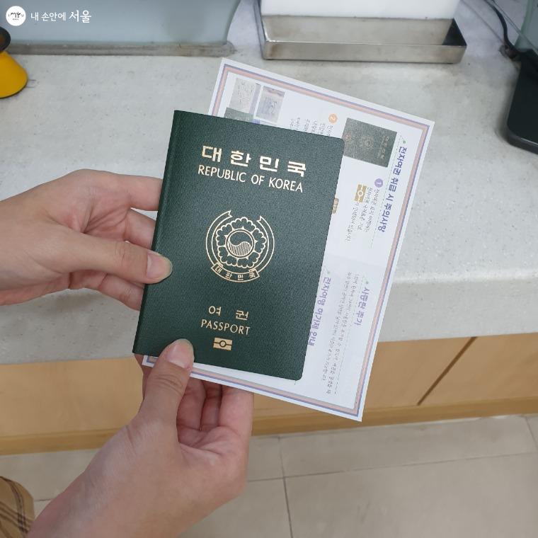 여권을 재발급 받으니 위드 코로나 시대가 한층 실감난다.