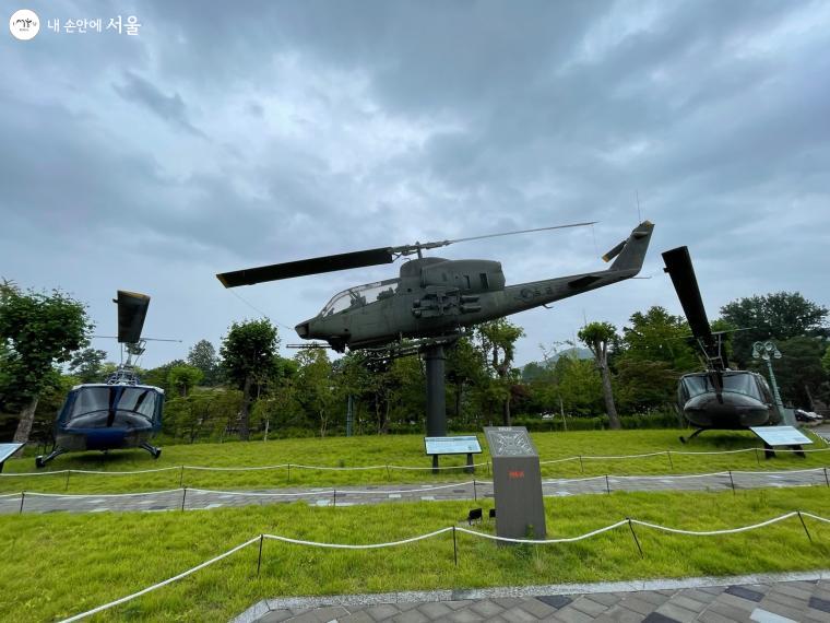전쟁기념관 야외에 전시되어 있는 헬리콥터