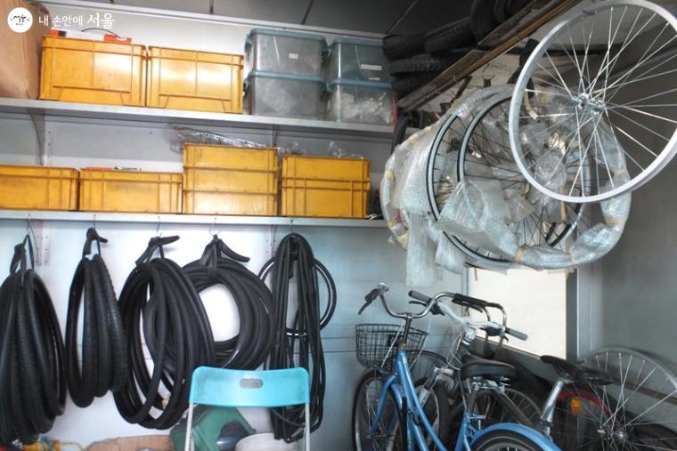 다양한 자전거 부품이 갖춰진 자전거 수리센터 내부 