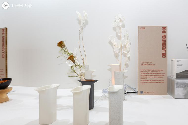 일상에는 화병으로 활용하다가, 필요에 따라 테이블 램프로 활용할 수 있는 Lighting Vase ⓒ문청야