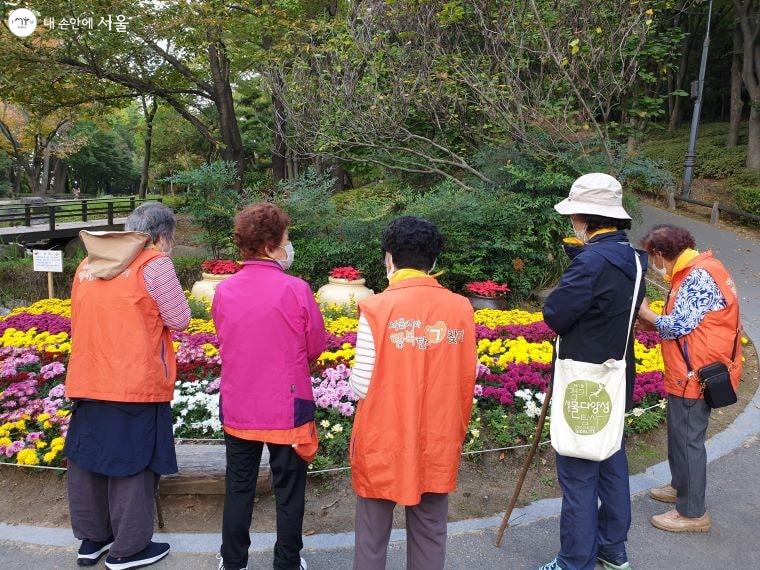 꽃밭이 보이자 어르신들이 꽃을 구경하며 감탄하고 있다. 