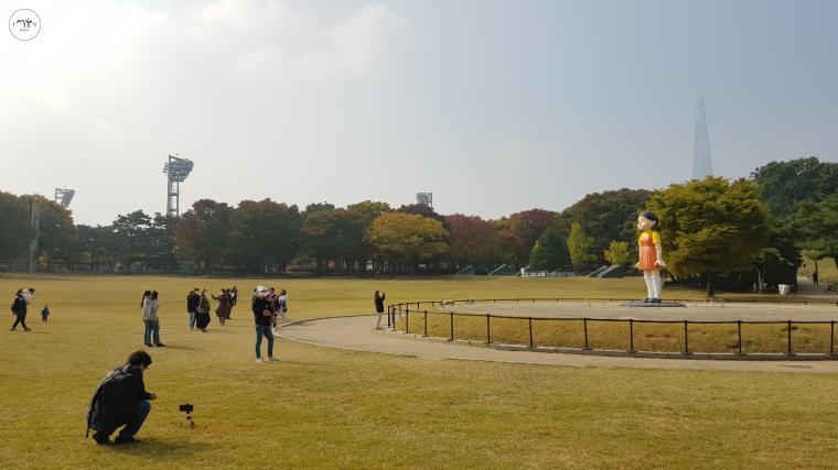 올림픽공원 88잔디마당에 오징어게임 술래로봇 영희가 설치됐다. 