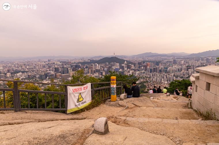 인왕산 정상에서 바라본 서울 도심 풍경