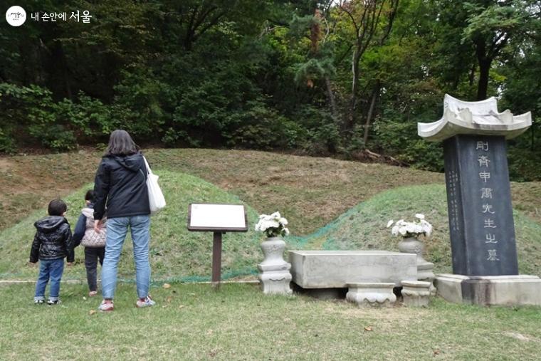 엄마와 아이들이 순례길에 자리한 애국선열 묘소를 둘러보고 있다.