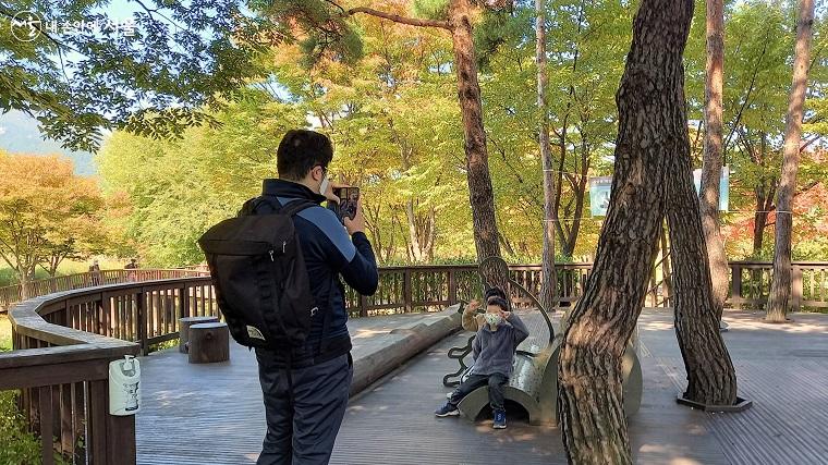 공원에는 가족들이 함께 나와 즐거운 여가 시간을 보내고 있다. ⓒ이봉덕