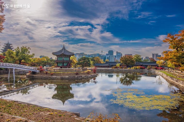 오전 9시 입장 후 마주한 향원정. 관람객 하나 없는 향원지를 한 바퀴 돌아 보고나니 남쪽의 흥례문으로 입장한 관람객들이 하나, 둘 보이기 시작한다. ⓒ양인억