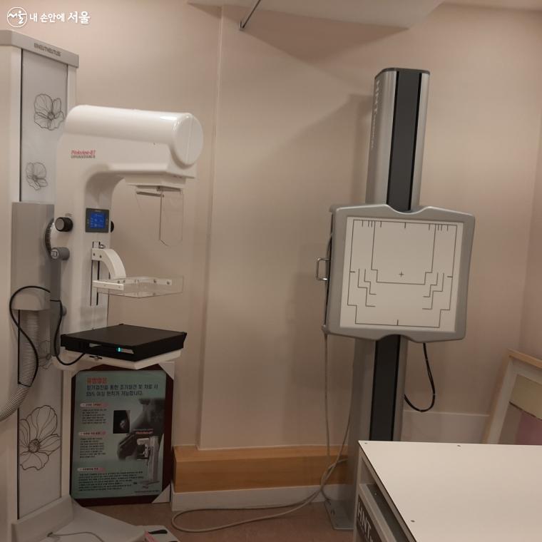 유방암 검사와 흉부 엑스레이를 촬영하는 검사실 내부 ⓒ김민채