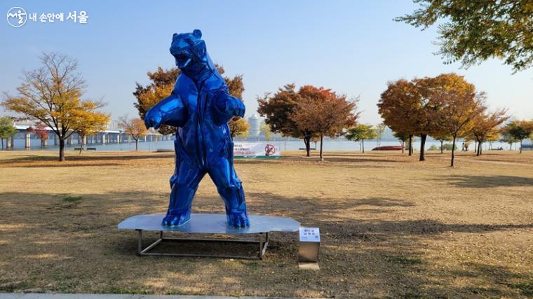 동심을 자극하는 남형돈 작가의 '종이곰' ⓒ최용수