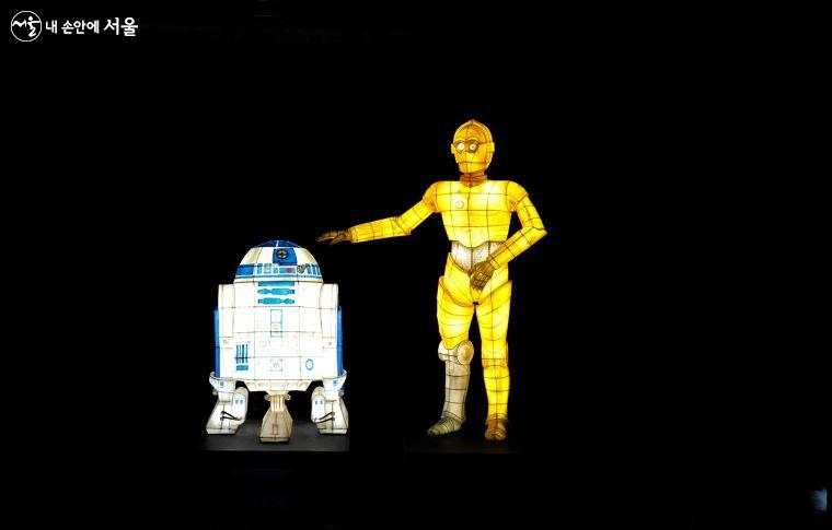 영화 스타워즈 캐릭터 ‘R2-D2’와 ‘C-3PO’가 금방이라도 걸어 나올 듯하다 ⓒ조수봉