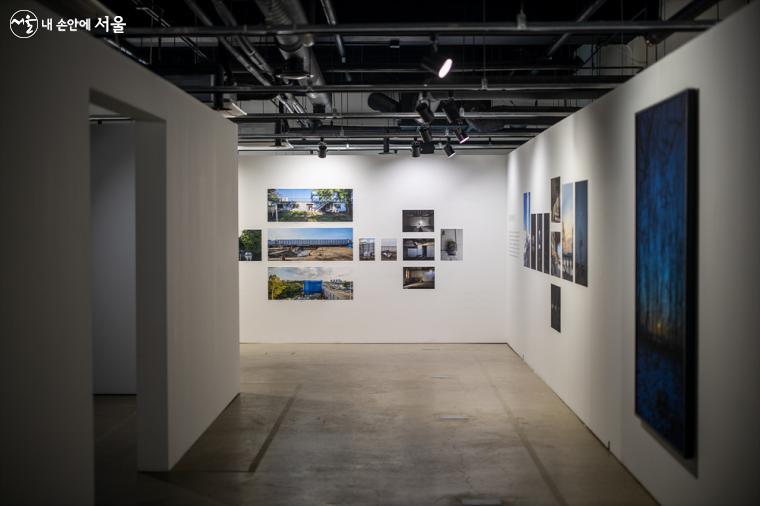 노들섬 2주년 기획, 노들기록 '두번째 전시, 건축의 기억' 전시가 진행되고 있는 스페이스 445갤러리 ⓒ임중빈