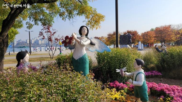 세계에서 가장 큰 규모의 야외 조각전시회가 서울 한강에서 열리고 있다. ⓒ최용수