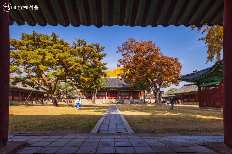 삼문 안에서 바라본 문묘 전경. 정면에 대성전이 있고 동쪽의 동무와 서쪽의 서무에 모신 유학자의 위패는 모두 대성전으로 모시고 지금은 비어있다 ⓒ양인억