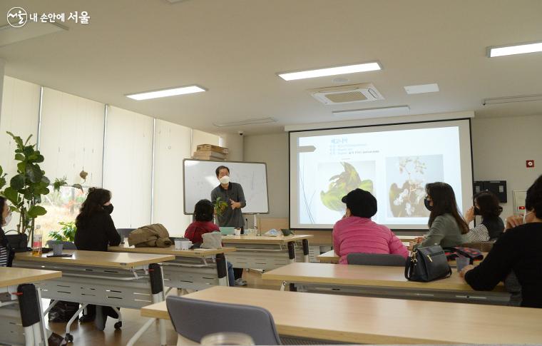 임용섭 식물전문강사가 참가자들을 대상으로 강의를 진행하고 있다. ⓒ박혜진