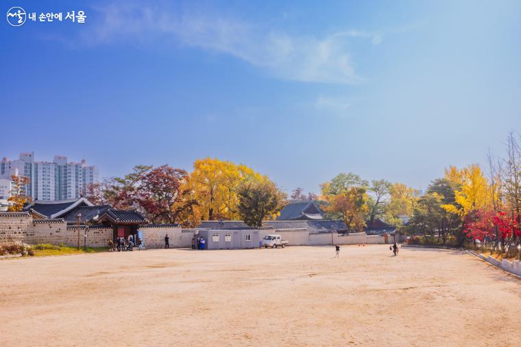 비천당에서 바라본 성균관과 문묘 전경. 성균관에서 과거시험을 치를 경우 명륜당 앞은 제1고사장, 사진에 보이는 비천당 앞 마당은 제2고사장이었다 ⓒ양인억