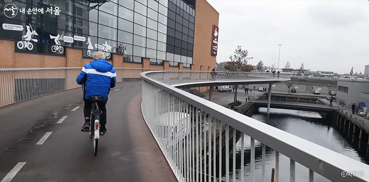 코펜하겐 ‘자전거 고속도로(cycle superhighway)’인 ‘자전거 호스(Cykelslangen)’. 브릿지 도로인데, 차량과 보행 모두배제하고 오로지 자전거만 고속으로 통행할 수 있게 되어있다. 