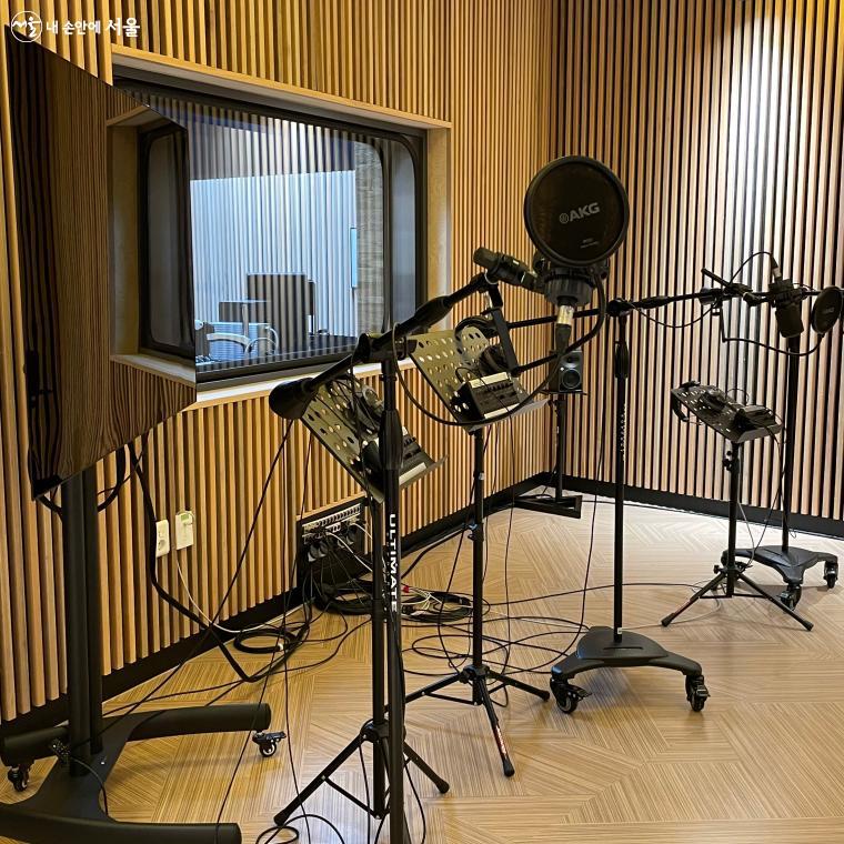 서울시청자미디어센터 라디오 스튜디오에서는 라디오 녹음 및 곡 녹음까지 가능한 시설을 갖추었다 ⓒ김경령