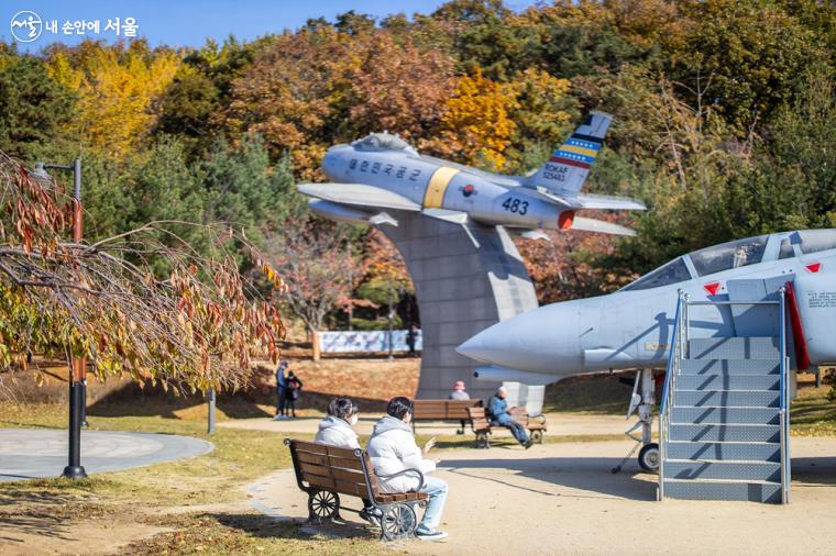 옛 공군사관학교가 있던 부지의 보라매공원에는 야외전시공간인 에어파크도 볼거리로 유명하다. ⓒ임중빈