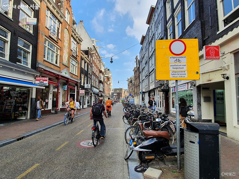 암스테르담 일부 도로는 차로를 아예 자전거전용도로로 전환했다.