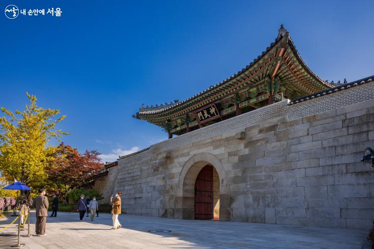 경복궁의 4궁문 중 신무문은 북쪽, 청와대 앞에 있다. 경복궁 북쪽에 위치한 향원정에 빨리 가려면 신무문을 이용하는 것이 좋다. ⓒ양인억