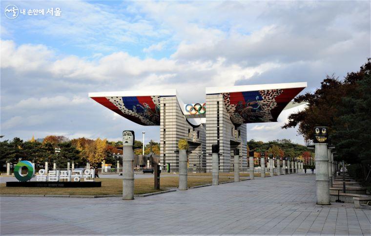 송파구 위례성길의 초입인 올림픽공원 '평화의 문' ⓒ조수봉