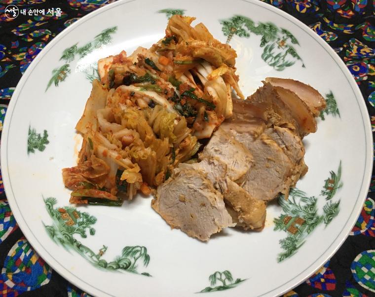 김치를 담은 기념으로 가족과 함께 돼지고기 수육을 만들어 먹었다. 김치는 가족과 지인과 나눠먹으며 정을 나누는 매개체가 되어준다. ⓒ박지영