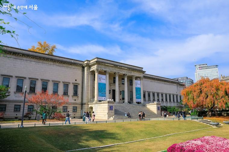 석조전 서관에 위치한 국립현대미술관 덕수궁관 전경. 현재는 박수근 화백의 개인전 '봄을 기다리는 나목'이 전시되고 있다.   ⓒ박우영 