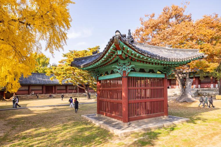 문묘 안에 있는 묘정비각. 태종 10년 9월 변계량이 지은 비문에 의하면 창건 당시 성균관과 문묘 건축 내용을 어느 정도 알 수 있다 ⓒ양인억