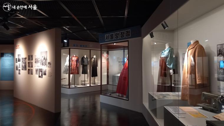 전시장에서는 1950년대부터 현재까지 서울 패션의 탄생 과정을 한 자리에서 만날 수 있다. ⓒ이봉덕